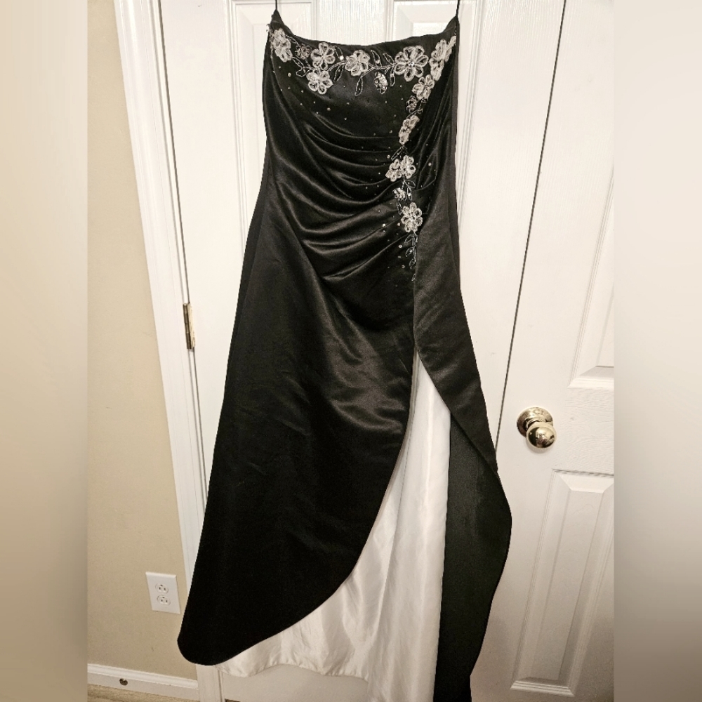 Black & White Beaded Floral Gown Prom Dress- Women's Size 11/12